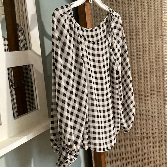 Black&White sheer checkered long sleeve top. - Picture 2 of 7